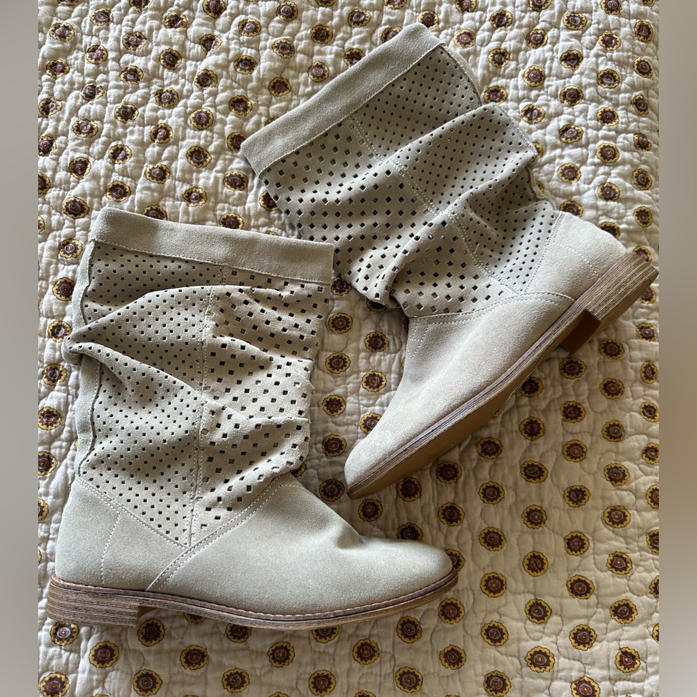 Toms Serra Tan Suede Perforted Slouch Boot Size 8.5